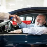 Descubre el bar secreto en el bosque de secuoyas al que solo puedes llegar en un tren antiguo »